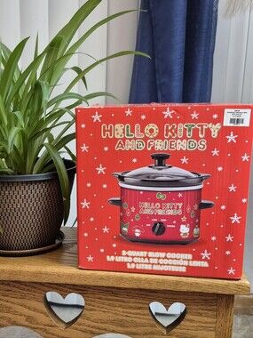 Hello Kitty & Friends Red Christmas 2-Quart Slow Cooker. BRAND NEW IN BOX!!!